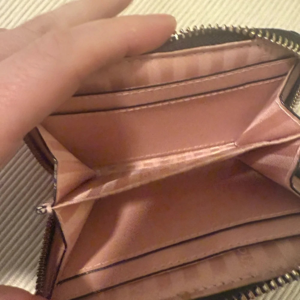 Victoria’s Secret Quilted Black Zip Wallet Mini Card Holder Logo Accent - Picture 5 of 6